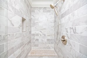 Douche, sèche-cheveux, serviettes fournies, savon