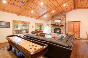 Smart-TV, peis, DVD-spiller og stereoanlegg