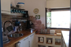 Réfrigérateur, plaque de cuisson, cafetière/bouilloire, blender