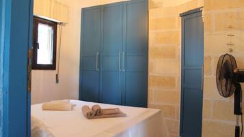 1 Schlafzimmer, Schreibtisch, Reisekinderbett, Bettwäsche