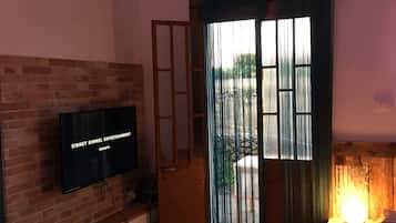 Televisie, een dvd-speler, boeken en een muziekbibliotheek