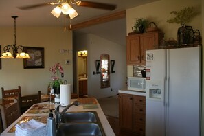 Réfrigérateur, four à micro-ondes, un four, surface de cuisson