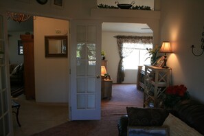 Téléviseur connecté, Netflix, lecteur de DVD, livres