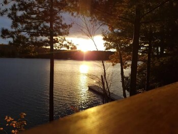 Lakeside Charmer an Irresistible Family Cottage on Acton Island!