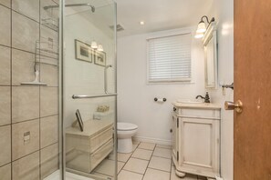 Bathroom - Lakeside Charmer an Irresistible Family Cottage on Acton Island! (Muskoka Lakes)