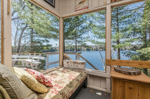 Lakeside Charmer an Irresistible Family Cottage on Acton Island!