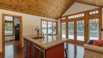 Full-size fridge, microwave, stovetop, dishwasher