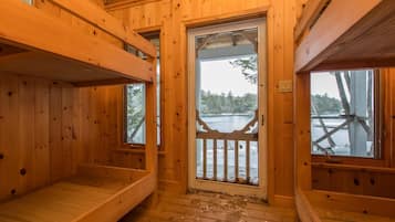 8 bedrooms, iron/ironing board, bed sheets