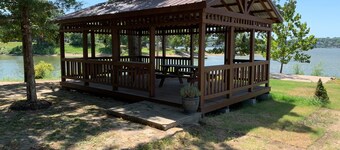 BobCat Cottage lake front home on Grand Lake, OK with dock