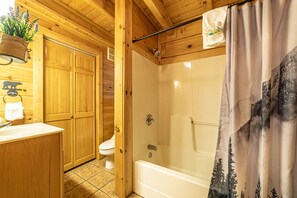 Ensemble douche/baignoire, serviettes fournies, savon, shampoing