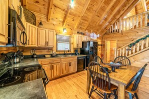 Fridge, microwave, oven, stovetop - Amazing Gated Community!! The Cozy Cabin Getaway, 15 min from Gatlinburg! (Sevierville)
