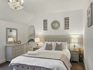 5 bedrooms, free WiFi, bed sheets - 5 bedroom accommodation in Scaniport, near Inverness (Scaniport, near Inverness)