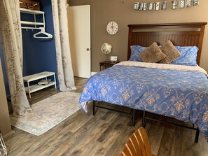 1 bedroom, desk, iron/ironing board, free WiFi - The Slanted House … retro vibes + cozy comforts! (Covington)