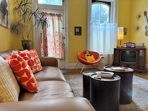 Smart TV, Netflix, libros y bocina smart 