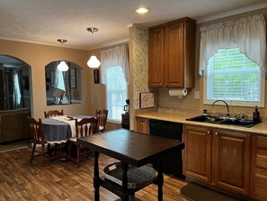 ثلاجة، ميكروويف، موقد طهي مسطح، غسالة أطباق