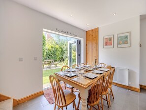 Dining - 4 bedroom accommodation in Hogsthorpe, near Skegness (Hogsthorpe, near Skegness)