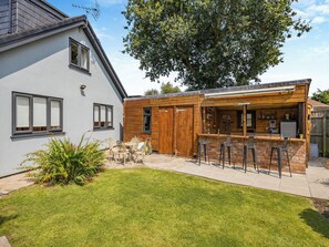 Outdoor dining - 4 bedroom accommodation in Hogsthorpe, near Skegness (Hogsthorpe, near Skegness)