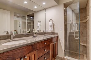 Douche, sèche-cheveux, serviettes fournies