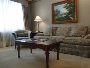 Deluxe Room | Living area | 40-inch flat-screen TV with cable channels, TV