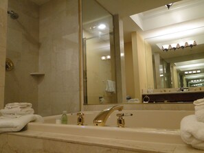 Executive Room | Bathroom | Free toiletries, hair dryer, towels, soap - Phoenix Inn Resort (North Creek)