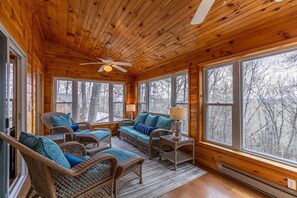 TV, fireplace, DVD player - Bear Valley in Fleetwood Falls - Walk to the New River! (Fleetwood)