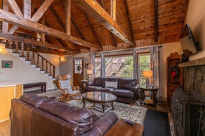 TV, fireplace, DVD player - Bear Valley in Fleetwood Falls - Walk to the New River! (Fleetwood)