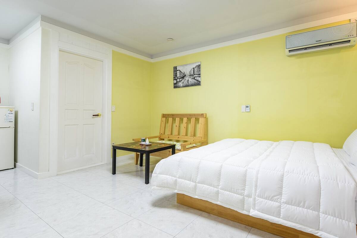 Room (103) | WiFi (free)