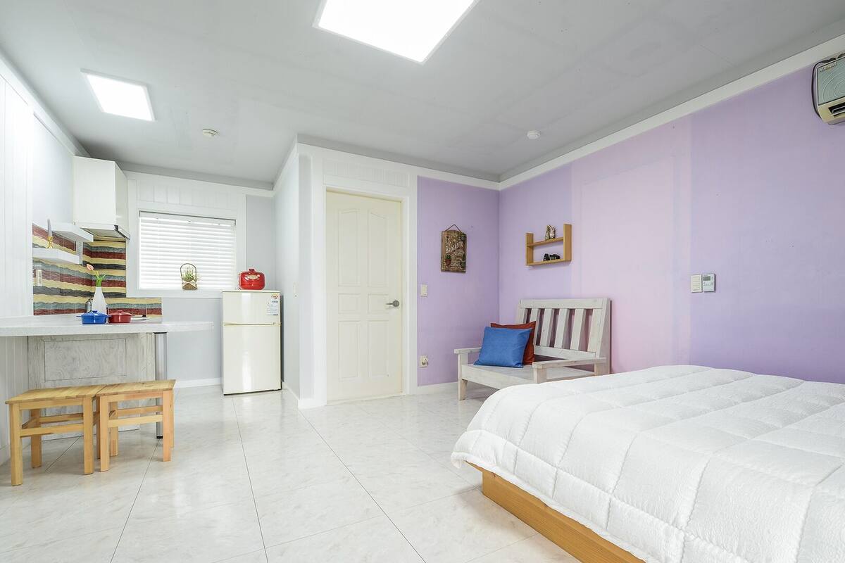 Room (102) | WiFi (free)