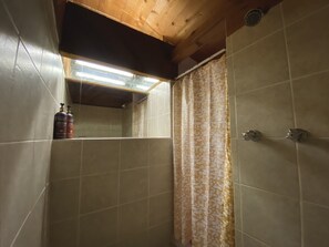Ducha, secador de pelo, toallas, jabón