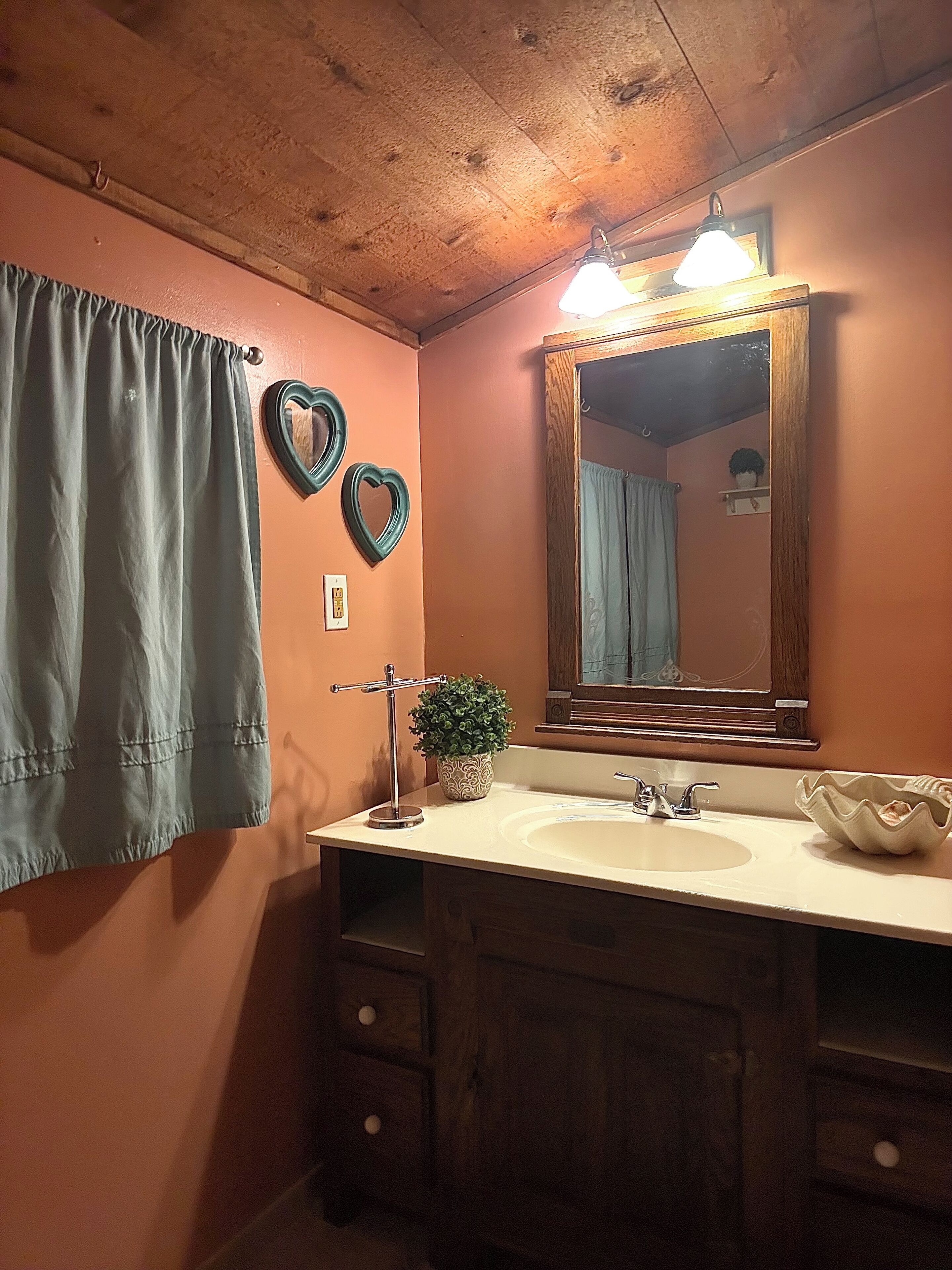 Dusj, hårføner, håndklær og såpe