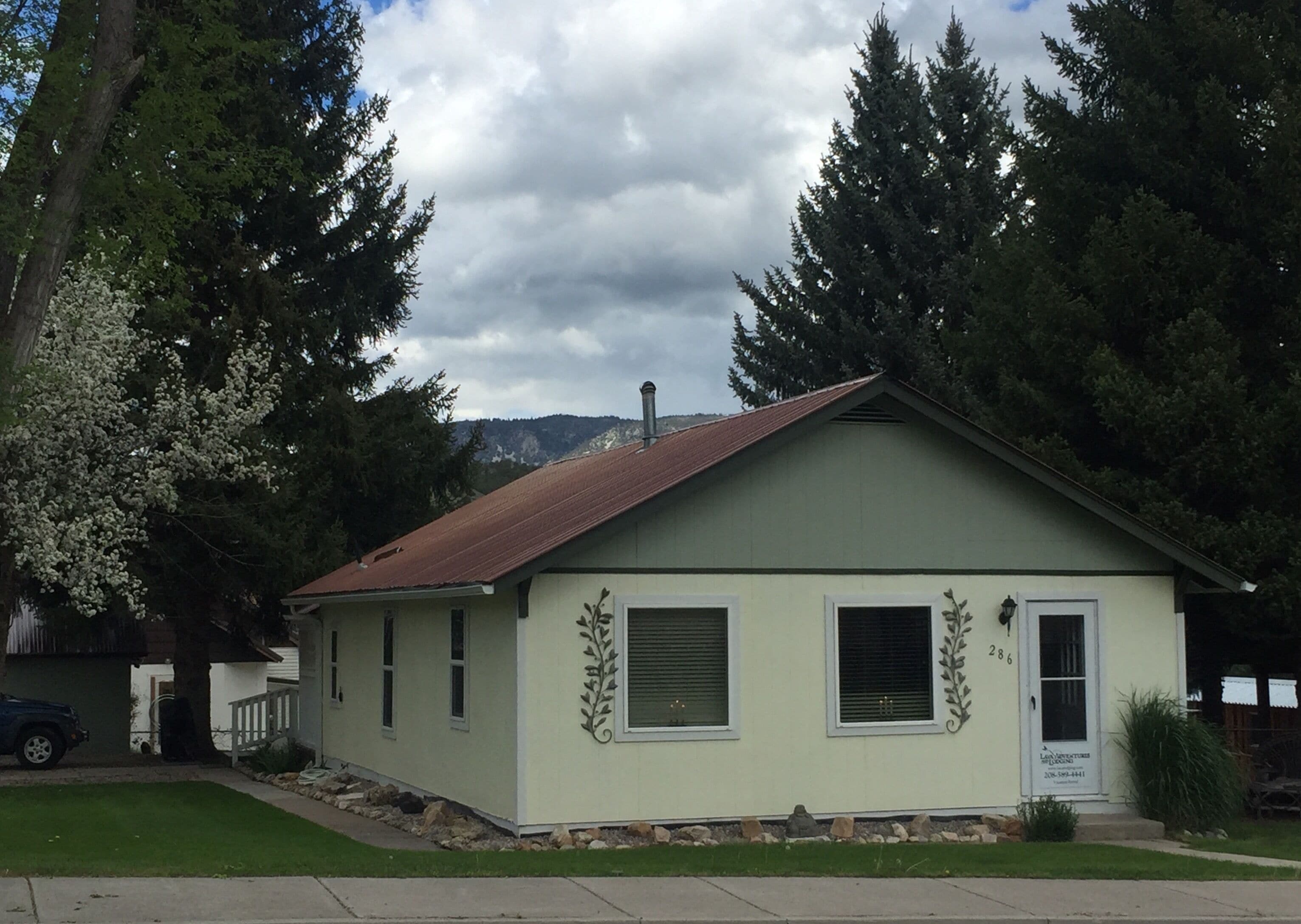 Cozy Private Candlelight Cottage on Main Street in Lava Hot Springs