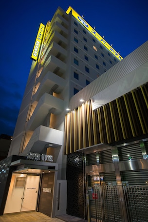 Fachada de la propiedad por la tarde o noche