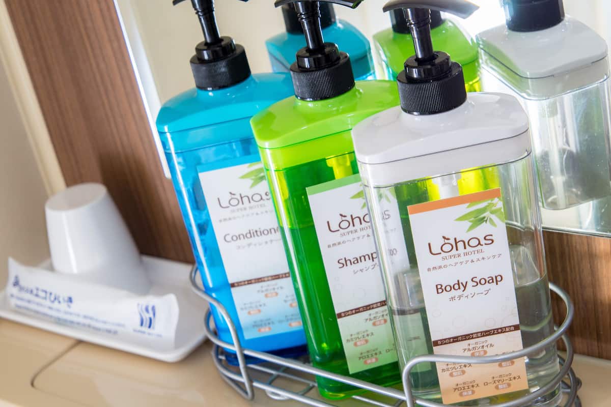 combined shower/bathtub, free toiletries, hair dryer, slippers