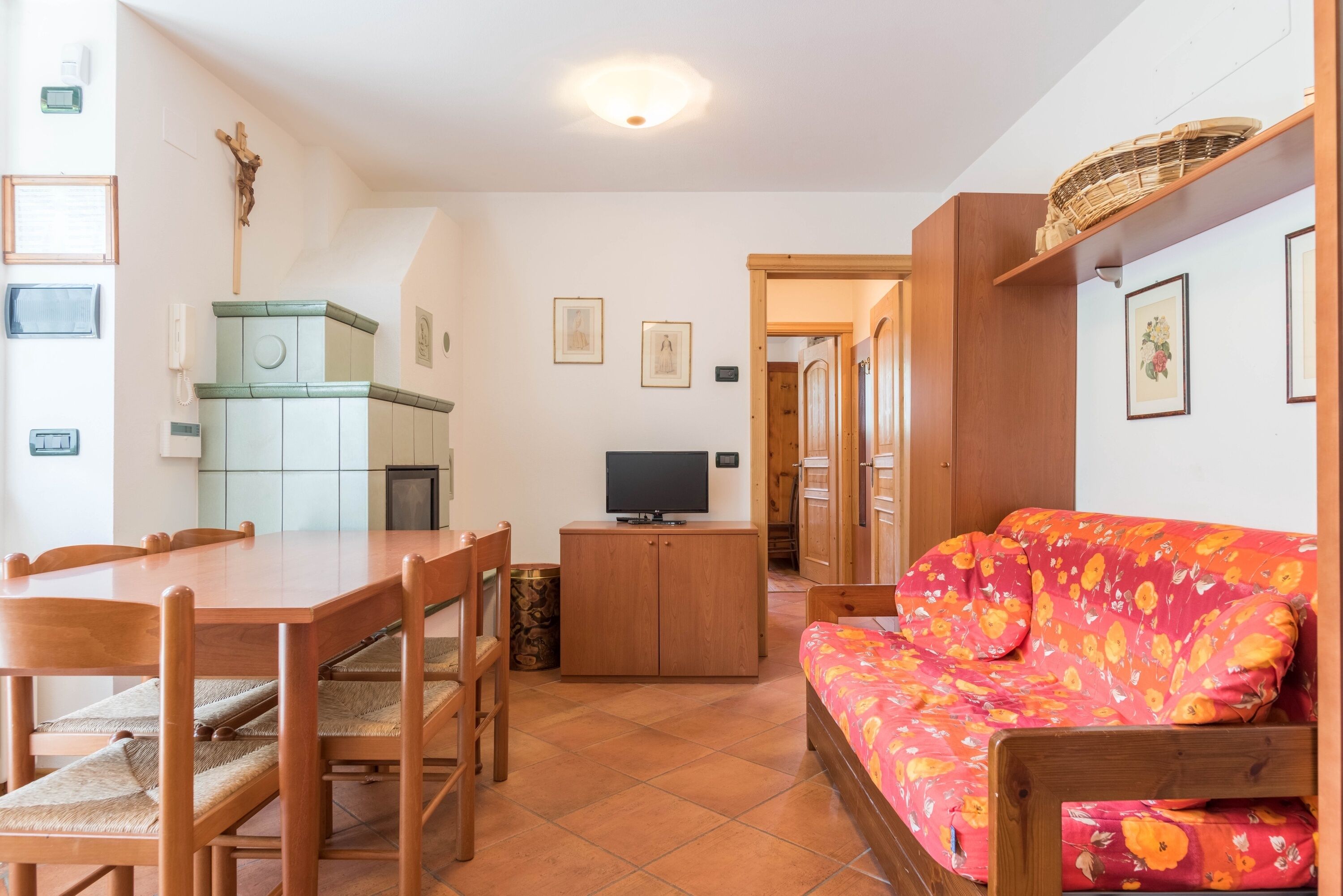 Een televisie en een open haard