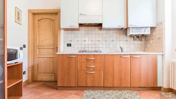 Kjøleskap, mikrobølgeovn, kokeplater og kjøkkenutstyr