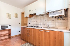 Kühlschrank, Mikrowelle, Herdplatte, Kochgeschirr/Geschirr/Besteck