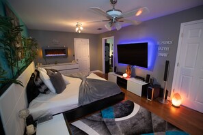 2 bedrooms, iron/ironing board, WiFi - Urban Oasis w/Hot Tub, HEATED POOL and Private Movie Theater by RedAwning (Melbourne)