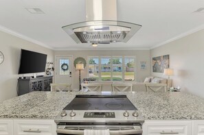 Fridge, microwave, oven, stovetop - Venice Gardens Getaway, A Guest Favorite (Venice)