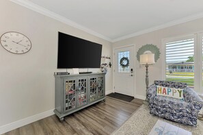 Smart TV - Venice Gardens Getaway, A Guest Favorite (Venice)