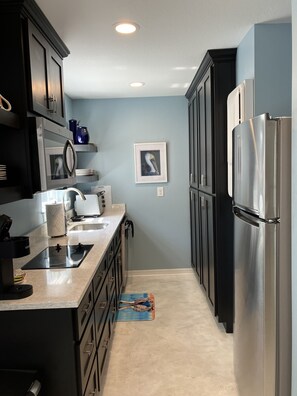 Refrigerador, microondas, parrilla de estufa y lavavajillas