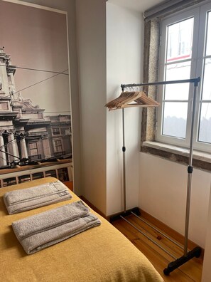 1 habitación, tabla de planchar con plancha, wifi gratis y ropa de cama 
