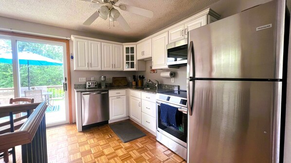 冰箱、微波炉、烤箱、炉灶