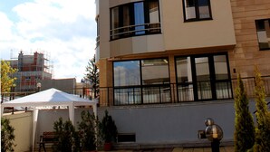 A multi-story building with balconies and large windows. - Luxury Apartment Venice - 1 (Sofia)