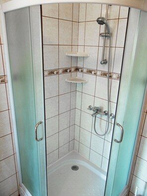Apartment, 2 Schlafzimmer, Raucher, Terrasse | Badezimmer | Dusche