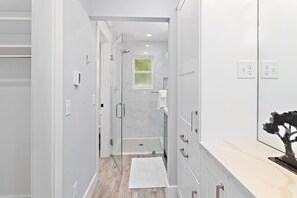 Combined shower/bathtub, hair dryer, towels
