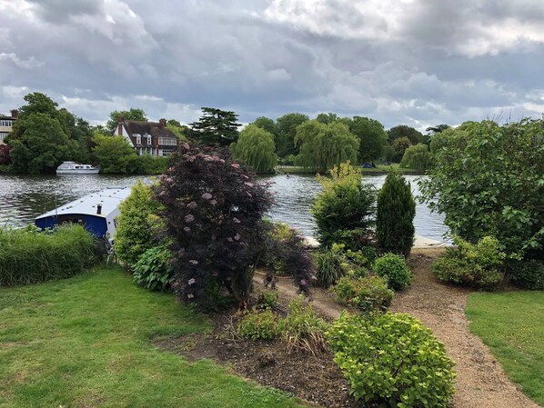 Property grounds - Riverside View, The Beam Room (Staines)