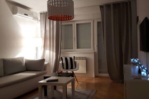TV - Apartment Sarita With the Balcony, Near the Main bus Station (Zagreb)