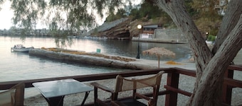Alkistis Cozy By The Beach Apt in Ikaria Island, Therma Ground Floor