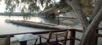 Alkistis Cozy By The Beach Apt in Ikaria Island, Therma Ground Floor