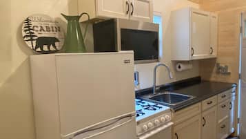 Microondas, horno, parrilla de estufa y cafetera y tetera